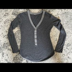 Lululemon size 6 grey and black wool Henley EUC